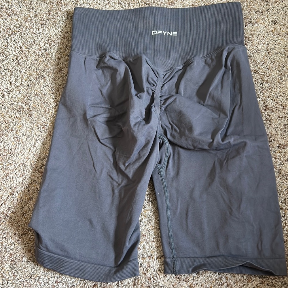 dfyne shorts long